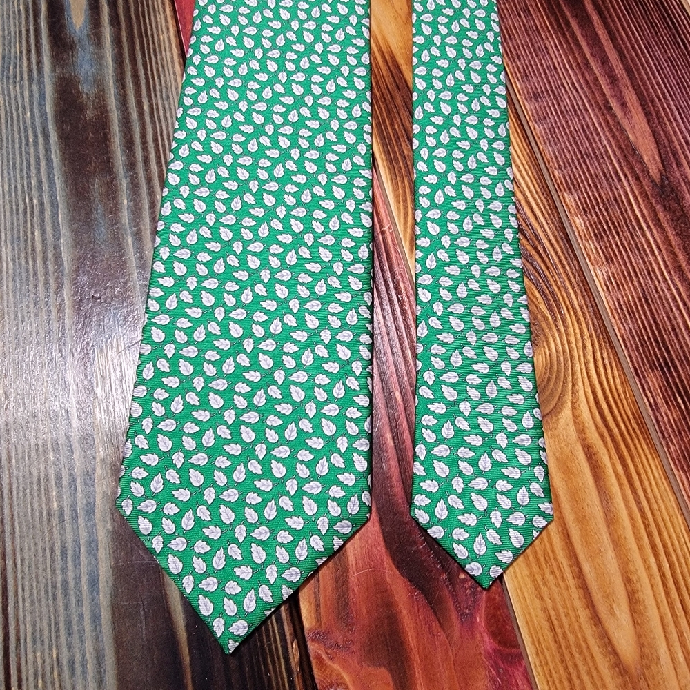 J. McLaughlin Mens tie Green w/ white Leaf pattern 100% silk